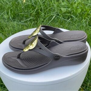 Crocs Sanrah Wedge Sandals Womens 6 Brown Gold Metallic Emblem Comfy Shoes